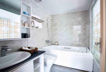 HM Hotel& Apartment has rooms with a private hot tub