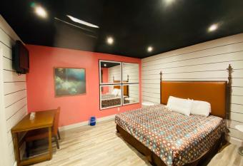 Casa Valentine Inn - Los Angeles allows 18 year olds to book a room