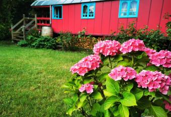 La Maison des Oiseaux. Roulotte has Balcony rooms