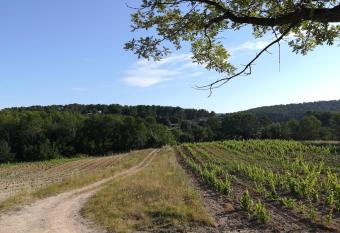 GITE AVEC SPA JACUZZI au c  ur de Provence C  te d Azur has rooms with a private hot tub