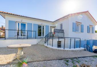 Angouleme SWEETS HOMES - Parking facile et gratuit has Balcony rooms