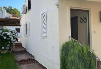 Studio apartman Meli allows 18 year olds to book a room