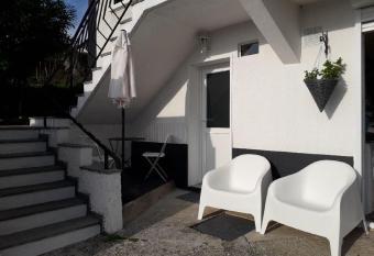 STUDIO coquet Terrasses de Saint Germain allows 18 year olds to book a room