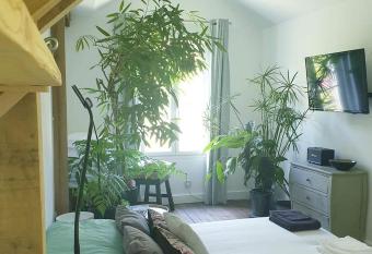 La petite maison du jardin d Apollon has Balcony rooms