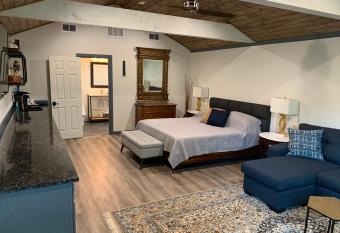 Salado Cottage Retreat near Downtown has rooms with a private hot tub