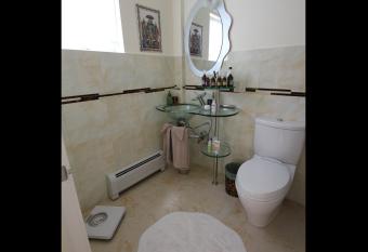 The Trail in Adams - Berkshires' Art Hotel has rooms with a private hot tub