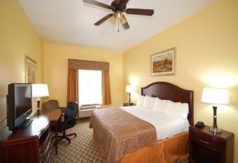 Best Western Plus Manvel Inn & Suites has rooms with a private hot tub