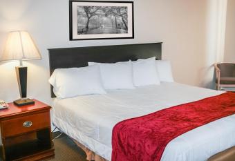 Hotel 7 Inn Vienna has rooms with a private hot tub