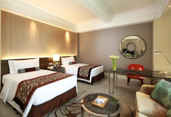 Jin Jiang Hotel has rooms with a private hot tub