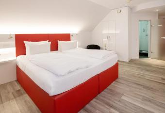 DORMERO Hotel D  sseldorf allows 18 year olds to book a room