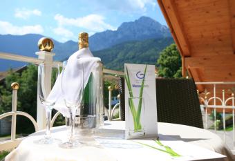 Wellness & Landhotel Prinz- Wellness & Romantik has rooms with a private hot tub