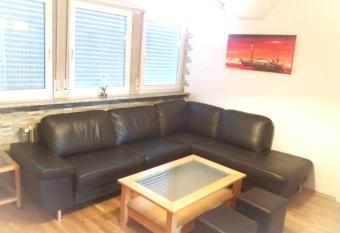 Neue, helle Wohnung in Ludwigsburg, nah am Schloss allows 18 year olds to book a room