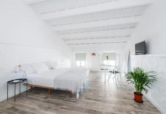 Encant de Alaior Boutique Hotel allows 18 year olds to book a room