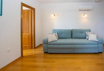 Apartments Ivica #6 has Balcony rooms