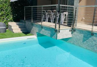 Casa Eva con piscina privata allows 18 year olds to book a room