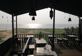 Le Petit Hotel & Restaurant has Balcony rooms