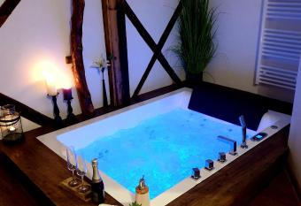 Hi  a stare mame has rooms with a private hot tub