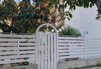 WHITE HOUSE has Balcony rooms