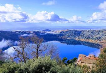 Isola sul lago has Balcony rooms