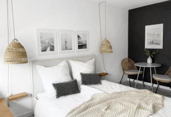 Zentrales strandnahes Design-Apartment mit Balkon und Parkplatz allows 18 year olds to book a room