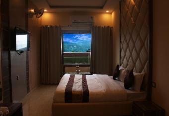 Hotel Ganga Heights has Balcony rooms