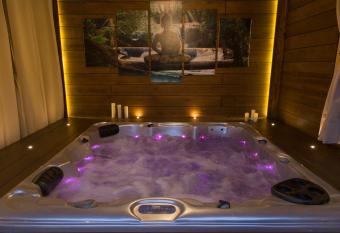 LUNA HOME Jacuzzi Love Relax has Balcony rooms