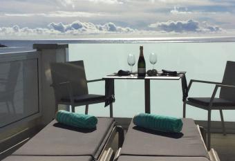 SUNNY DAY Deluxe 14 allows 18 year olds to book a room