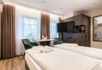 Hotel Demas M  nchen-Unterhaching allows 18 year olds to book a room
