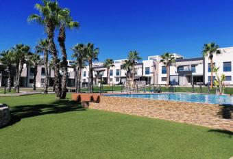 Bright bungalow Oasis Beach La Zenia allows 18 year olds to book a room