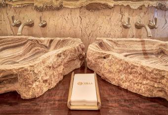 Villa Serenity Now has rooms with a private hot tub