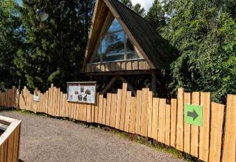   ht  ri Zoo Villa Ursus allows 18 year olds to book a room