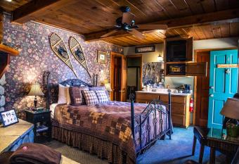 Eagle's Nest has rooms with a private hot tub