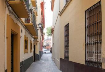 Apartamento Descalzos has rooms with a private hot tub