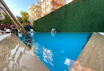 LONDON OTEL allows 18 year olds to book a room