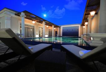 Goot Resorts has rooms with a private hot tub