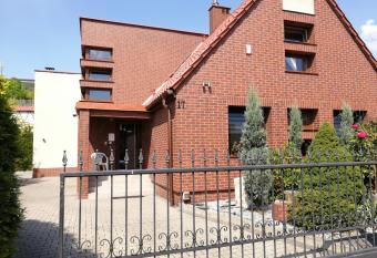 Pokoje Go  cinne z Prywatn     azienk   dla firm allows 18 year olds to book a room