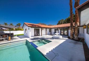 Casa de Cuate w/heated Spa, BBQ & MTN VIEWS has rooms with a private hot tub