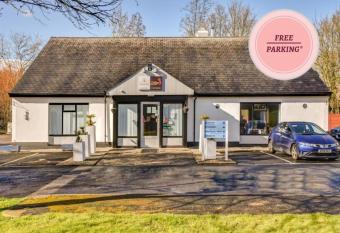 OYO The Hotel Rafiya, Redditch allows 18 year olds to book a room