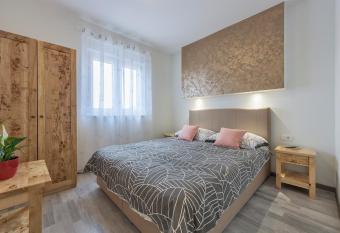 2 BEDROOM APARTMENT PEROJ has Balcony rooms