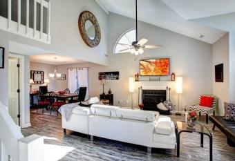 Good Karma Rentals - Renovated KSU House Next to Interstate 75 Quiet Nhood TM has Balcony rooms