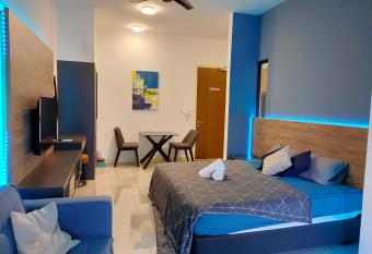 Imperio Residence Bathtub Studio Melacca Town-FreeParking has rooms with a private hot tub