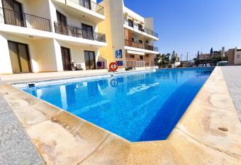 Lazy Days Pool Apartments allows 18 year olds to book a room