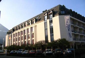 City Hotel allows 18 year olds to book a room