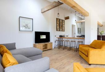 Hastings Retreat Rural barn conversions with Private Lake has rooms with a private hot tub