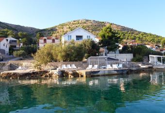 VILLA LAURA has Balcony rooms