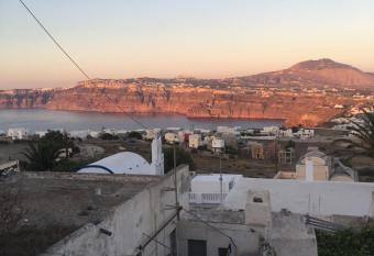 Antron Cave House has rooms with a private hot tub