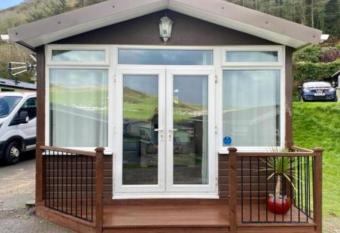 Chalet 135 - Clarach Bay Holiday Village allows 18 year olds to book a room