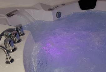 LE PIED A TERRE allows 18 year olds to book a room