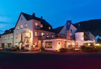 Galerie Riesling allows 18 year olds to book a room