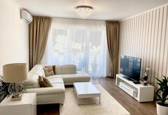 Die Oase - Luxurious Apartment near the City Center has rooms with a private hot tub